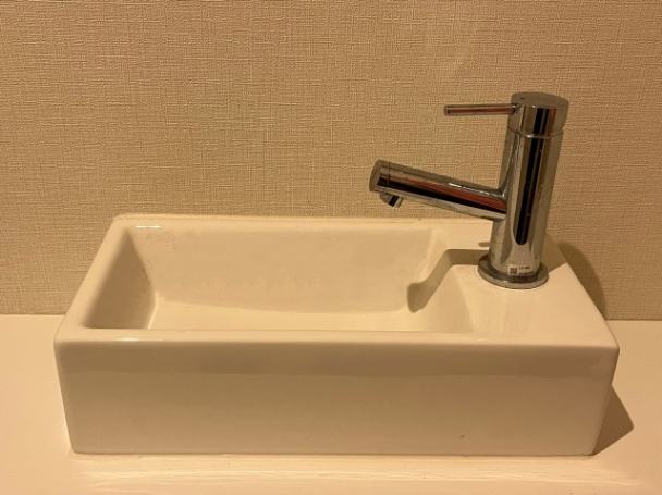 高槻市のトイレリフォームで手洗い場や鏡を設置