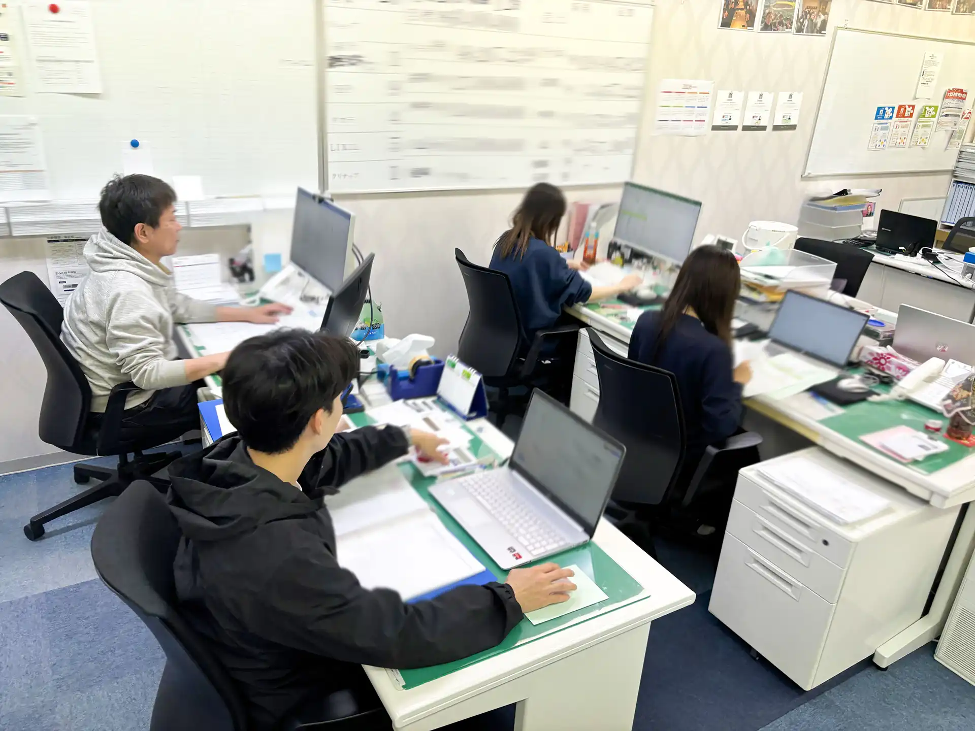 資料を示しながら説明する担当者